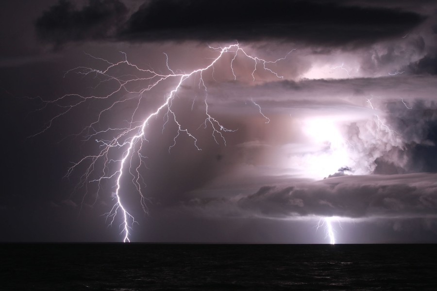 Атомсферный фонк. Гроза кататумбо. Чайна энн макклейн черная молния. Ярко сверкнули молния ,гром ливень. Картинка хищник молнии.