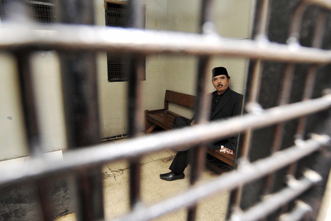 Ahmad Mushaddeq awaits trial at a court in Jakarta in 2008 (Adik Berry / Getty)