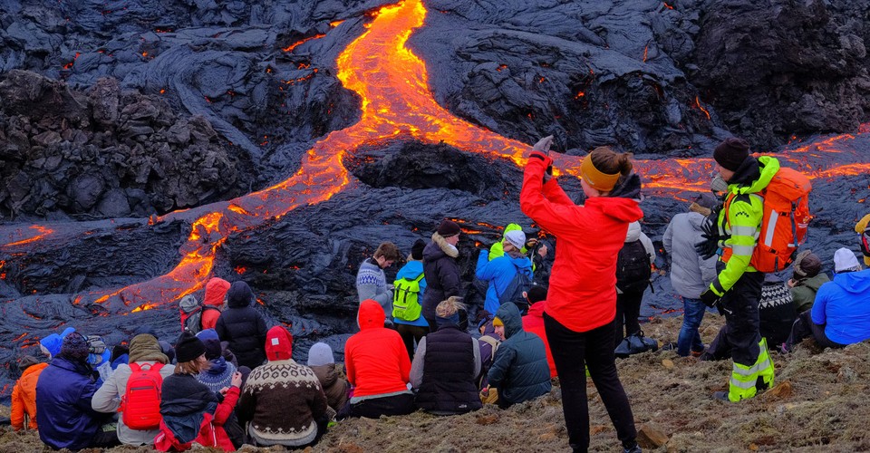 Up Close With Iceland’s Fagradalsfjall Volcano - The Atlantic