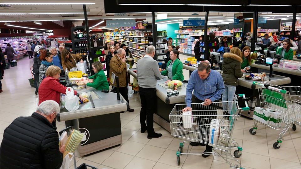 People grocery shopping in Spain to prepare for the coronavirus