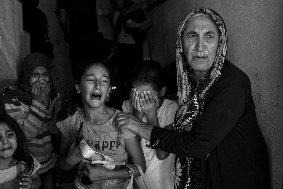 Picture of people fleeing in shock, flee from homes as mortars continue landing in several locations in Akcakale, Turkey.