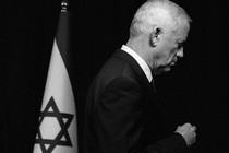 Benny Gantz in profile next to an Israeli flag