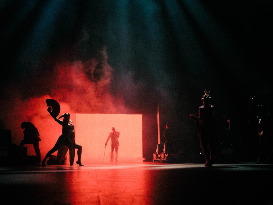 Picture of Usher entering the stage in Las Vegas