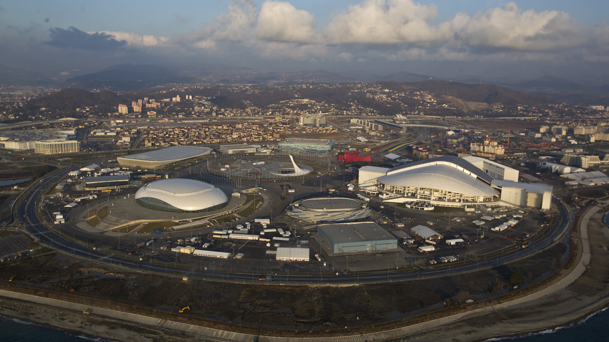 World sochi. Сочи до 2014 года. Фото Олимпийских объектов в Сочи формула 1. До Сочи. Сейчас выглядит Сочи.