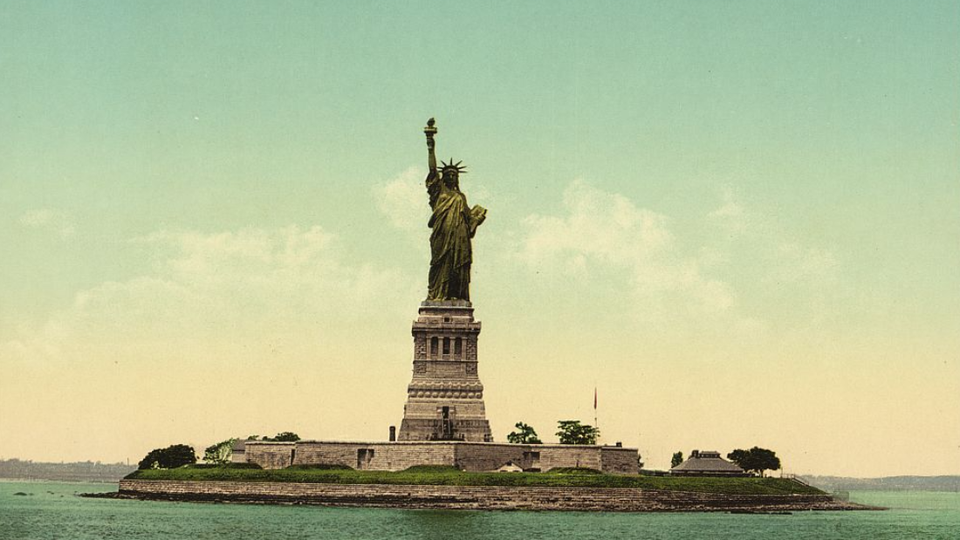 A photomechanical print of the Statue of Liberty, produced in 1905.