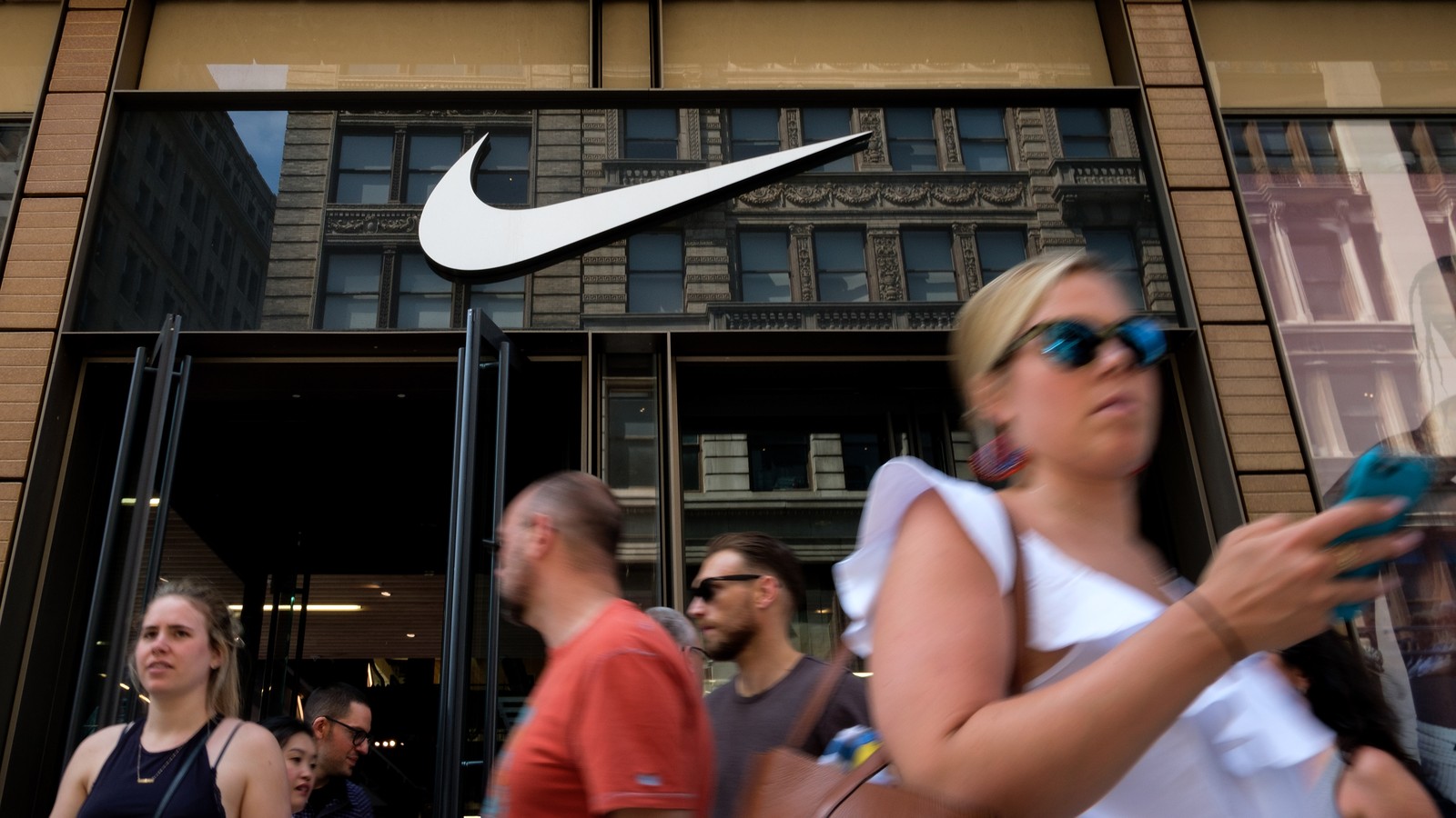 con las manos en la masa Huelga Inyección Why Is Nike Working With Colin Kaepernick? - The Atlantic