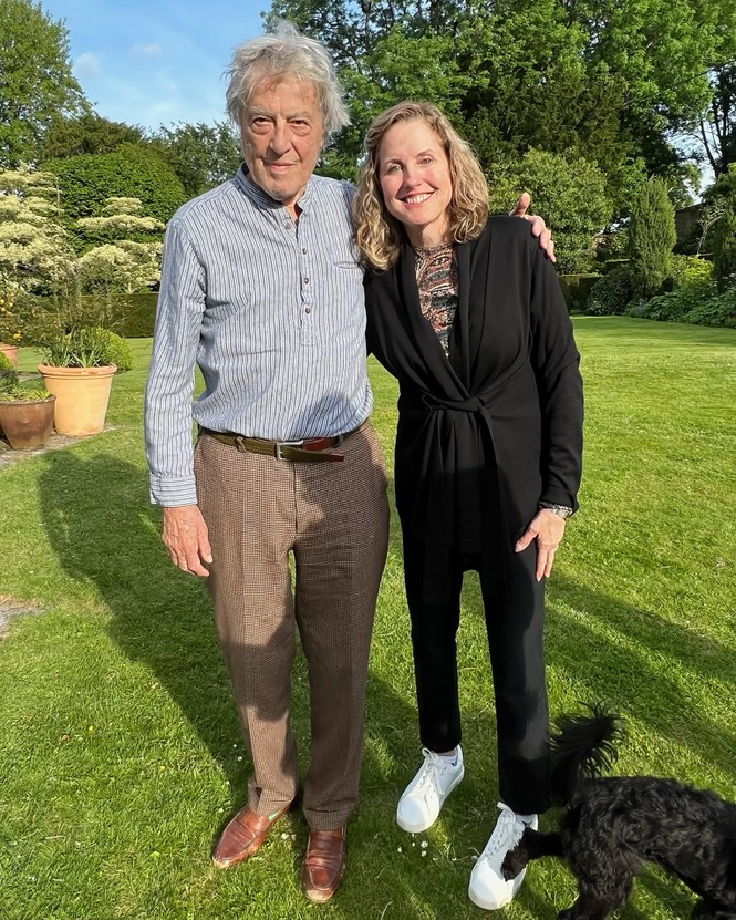 Tom Stoppard and Peggy Wehmeyer in a garden posing for a photo