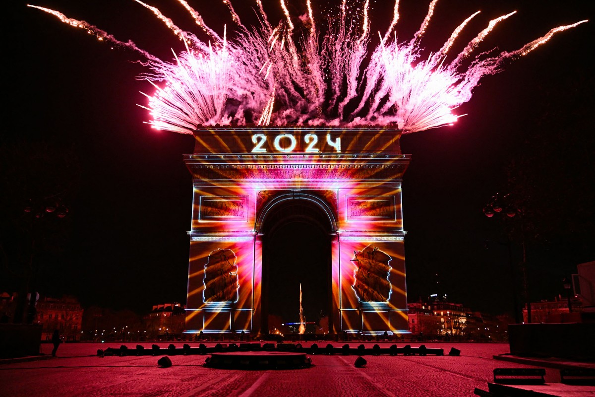 Photos of the New Year: Ringing In 2024 Around the World (24 photos)