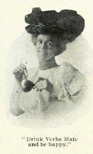 예르바 마테차를 마시는 큰 모자를 쓴 여성과 캡션이 있는 20세기 초 광고 "예르바 마테를 마시고 행복하세요"