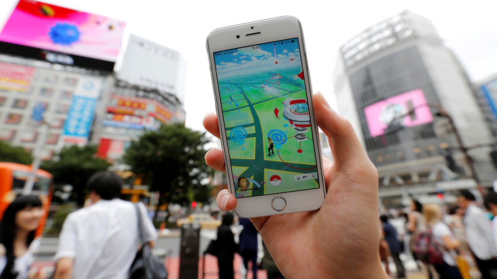 Pokémon Go game merges virtual, real worlds