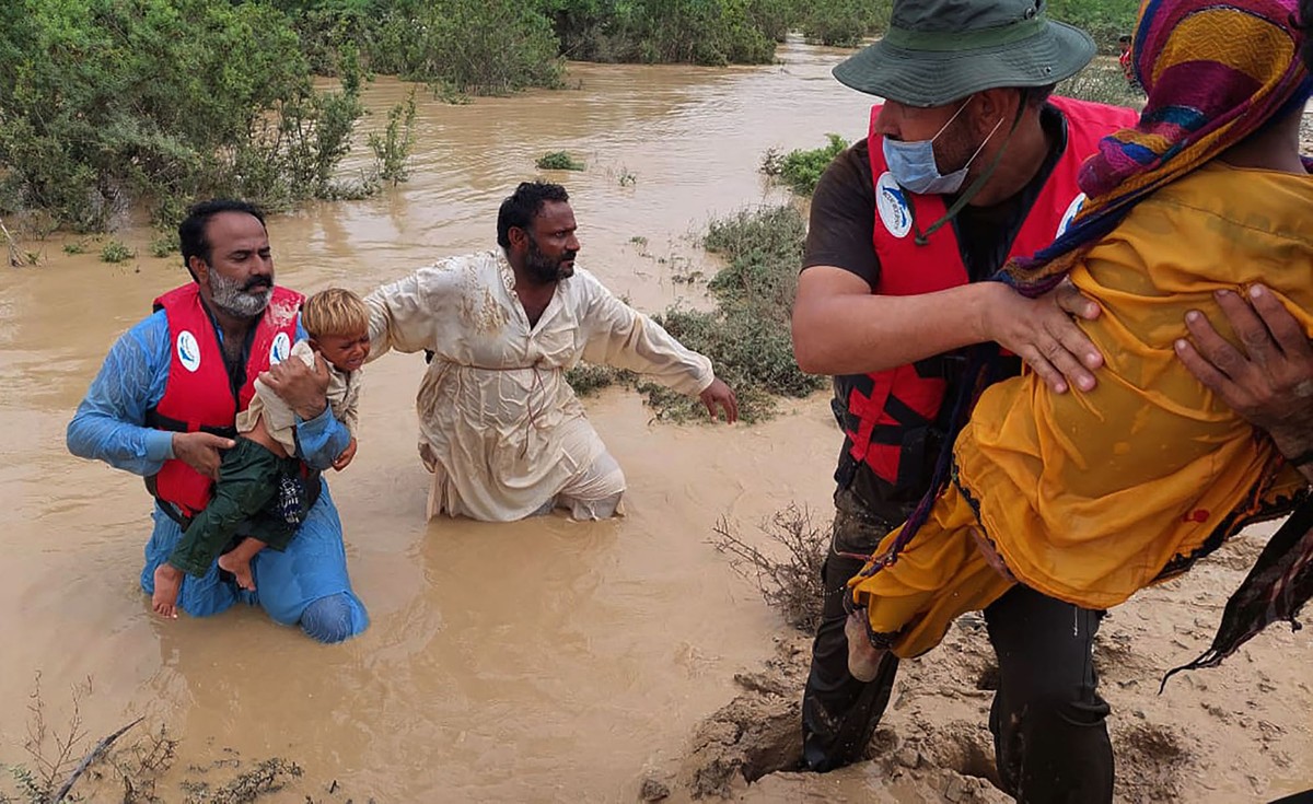 https://cdn.theatlantic.com/thumbor/vS0rxE7-S26GVM4Ux8IogPlt9w8=/1200x735/media/img/photo/2022/08/pakistan-floods/a11_AP22208624567340/original.jpg