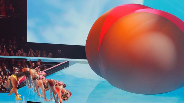 Lizzo performs at the 2019 VMAs.