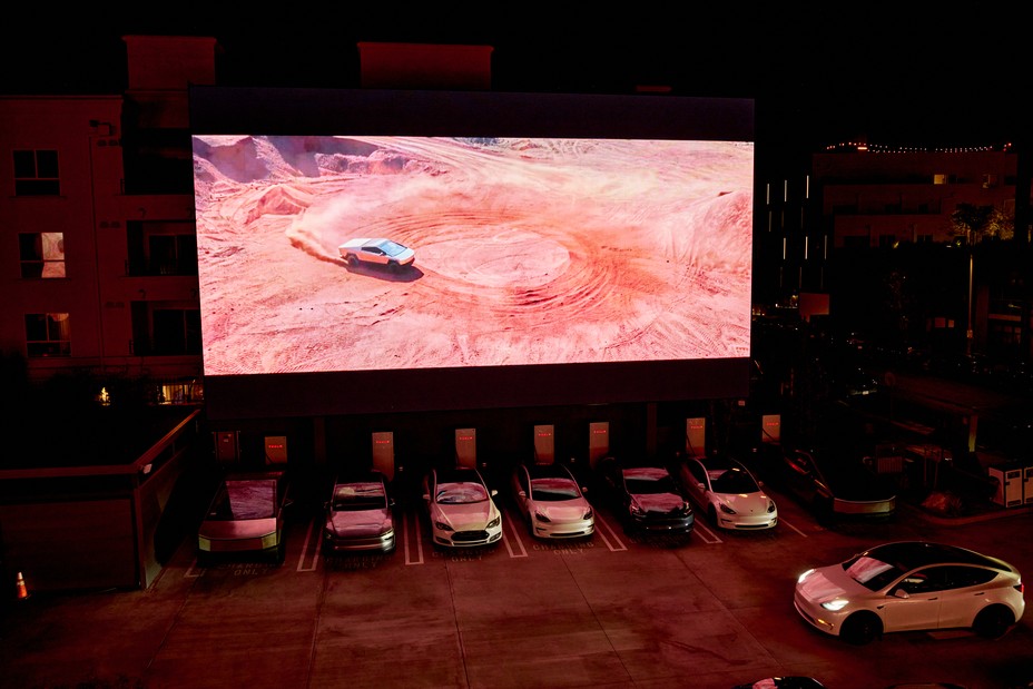 Picture of the Tesla diner parking lot