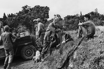 Ernie Pyle interviewing soldiers