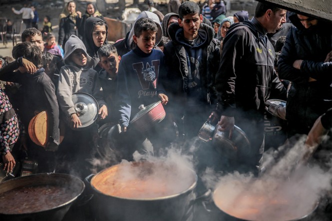 Picture of people lining to eat in Gaza
