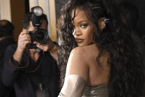 Rihanna in front of photographers