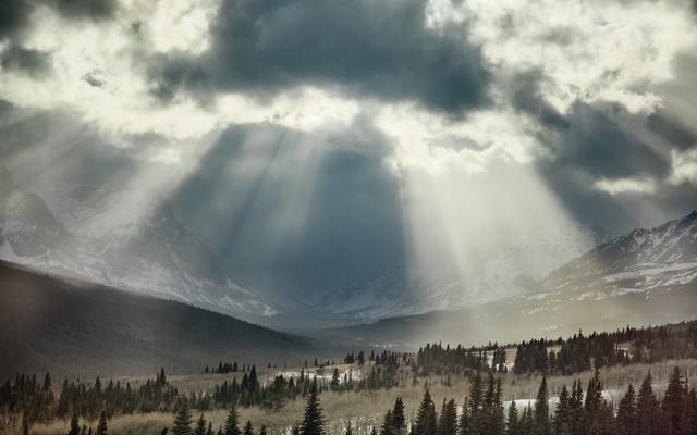 Photo of Glacier National Park, Montana, with light streaming through the clouds
