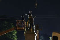 A construction crew removes a monument of Jefferson Davis in New Orleans on May 11, 2017. 