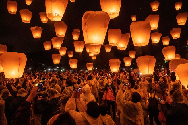 Des touristes lancent des lanternes célestes lors du festival des lanternes de Pingxi, le 5 février 2023, à Taipei, à Taïwan.