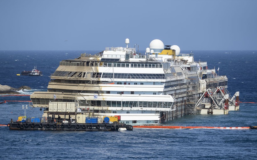 photos raising the costa concordia