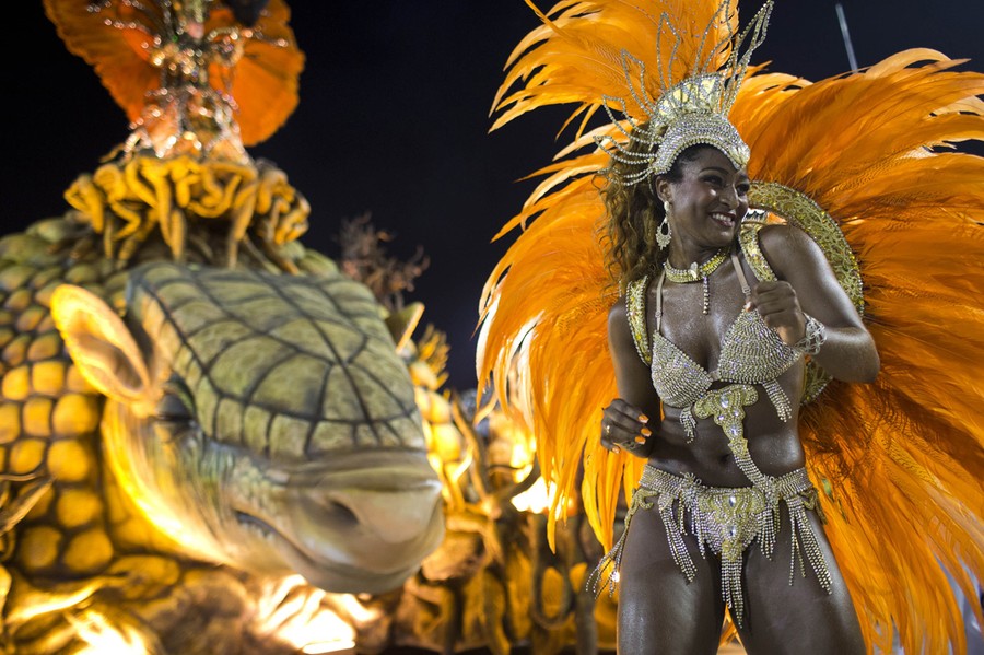 Brazil carnival. Карнавал в Рио-де-Жанейро. Карнавал в Бразилии. Карнавал Рио де Жанейро 2013. Самбадром Рио де Жанейро.