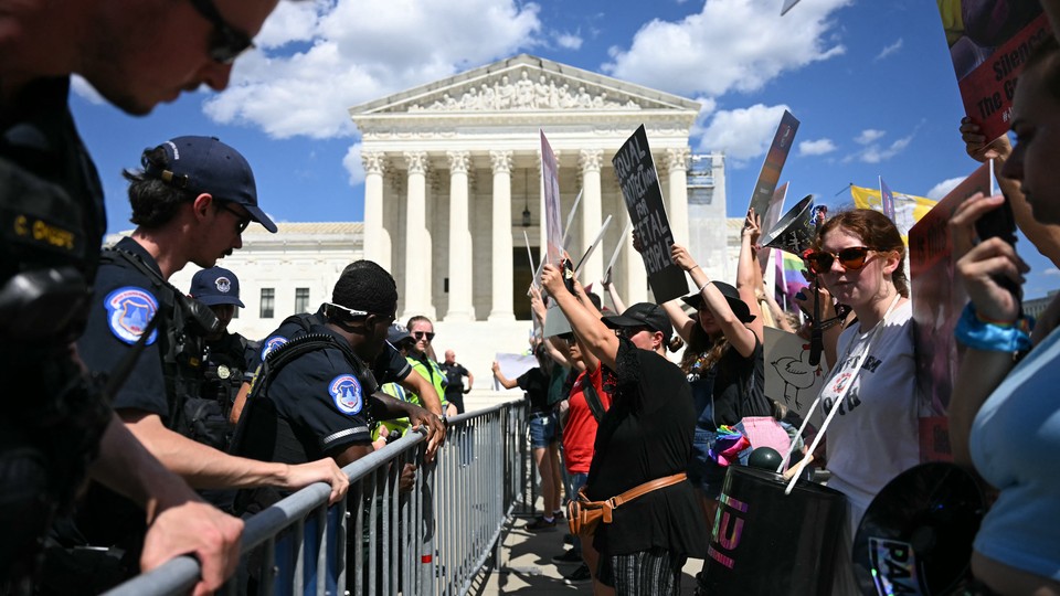 US Supreme Court Police officers put up barricades to separate anti-abortion activists from aborton rights activists during a demonstration in front of the Supreme Court