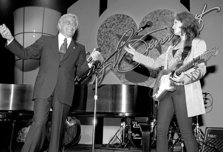 Tony Bennett and Bonnie Raitt perform on a stage.