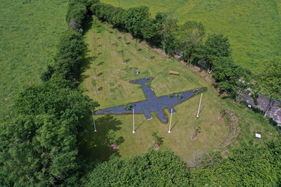 An aerial view of a garden with an area in the middle shaped like the outline of an American World War II aircraft.