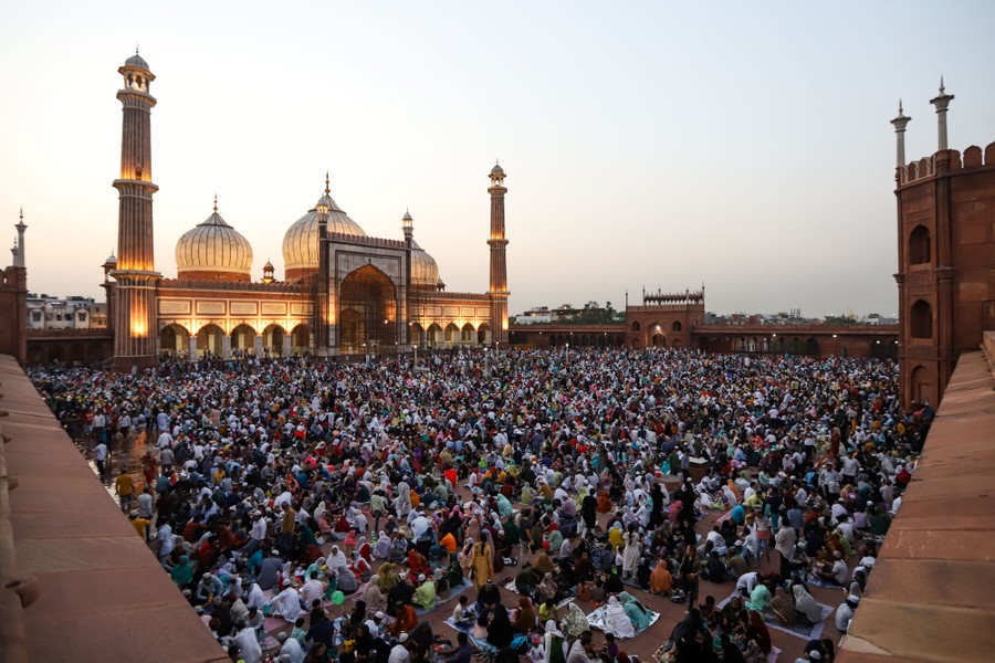 Ένα μεγάλο πλήθος συγκεντρώνεται σε μια πλατεία έξω από ένα τζαμί.