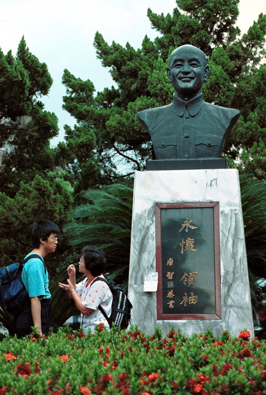 How to Repurpose a Bad Statue - The Atlantic