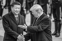 Fotografía en blanco y negro de Xi Jinping estrechándole la mano a Donald Trump, quien le hace un gesto, con una fila de guardias uniformados en posición de firmes al fondo.
