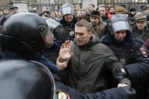 Police detain opposition leader Alexei Navalny outside a courthouse in Moscow on February 24, 2014.