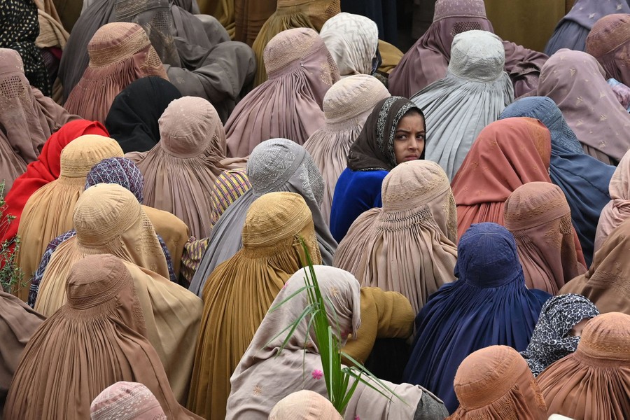 Ένα πλήθος γυναικών περιμένει στο Αφγανιστάν.