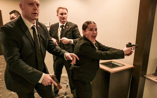 Photo of Secret Service agents with guns drawn