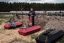A Ukrainian priest buries the victims of the Bucha massacre. 